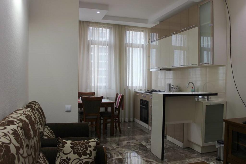 Apartment On Rustaveli 17 باتومي المظهر الخارجي الصورة